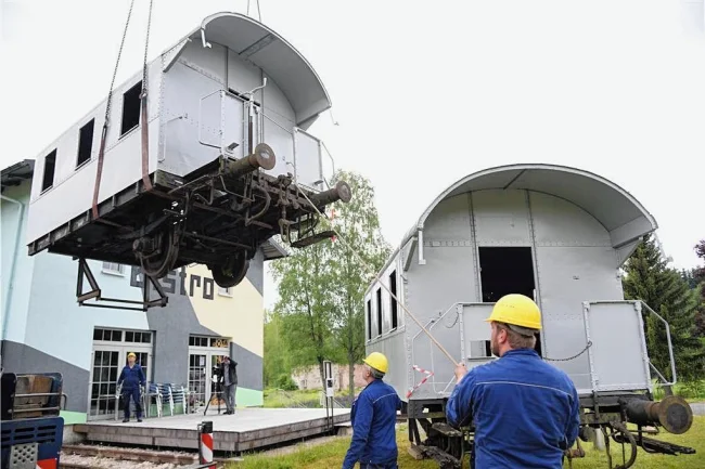 Morgenröthe-Rautenkranz: Zugwaggon schwebt am Weltraumbahnhof ein - Zwei Teile eines Zugwaggons wurden am Donnerstag auf die Gleise am Gebäude des Weltraumbahnhofs in Morgenröthe-Rautenkranz gesetzt. Sie dienen als Erweiterung des Bistros.