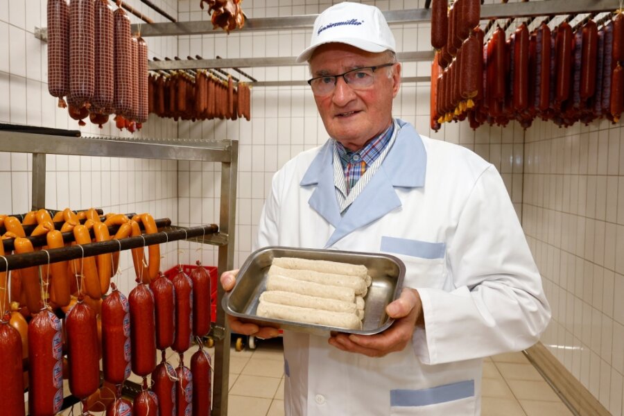 Morgens um 6 geht's los: Darum arbeitet dieser Oberlungwitzer Fleischermeister (81) noch immer - Fleischermeister Karl Heine mit den vor mehr als 60 Jahren "erfundenen" Rostern ohne Darm, die bis heute ein Verkaufsschlager sind. 