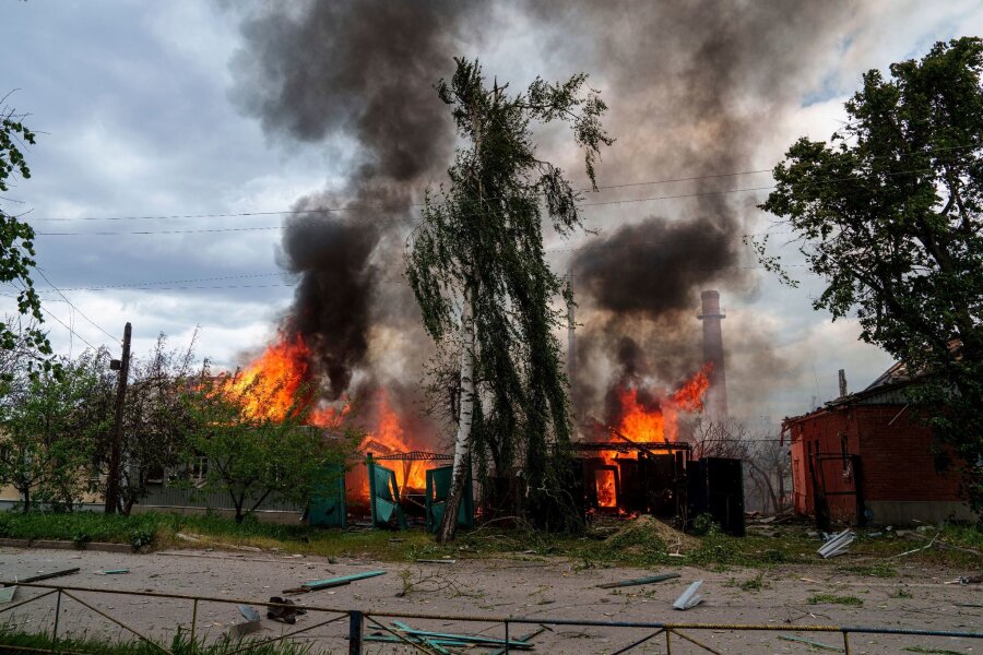 Moskau bestätigt Offensive bei Charkiw - Wohnhäuser stehen nach russischen Luftangriffen in Flammen.
