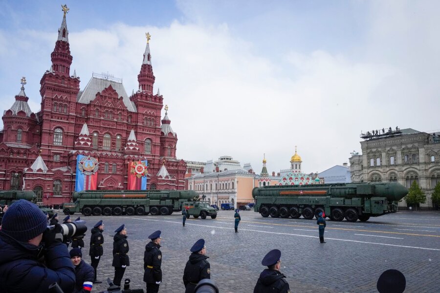 Moskau feiert Sieg von 1945 - und Ukraine-Krieg - Russische ballistische RS-24 Yars-Raketen sind während der Militärparade auf dem Roten Platz zu sehen.