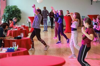 Motivation fürs Training: 160 Kinder machen ihr Tanz-Diplom in Chemnitz - Bei der Leistungsschau der Tanzschule Emmerling hatten die 160 Kinder und Jugendlichen jeweils drei kurze Auftritte. Vortänzerin Karla Schäller (vorn) war immer mit dabei, um den Tanzenden Sicherheit zu geben. 