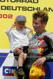 Moto-GP auf dem Sachsenring: Das Millimeterduell vor 20 Jahren - Vor 20 Jahren wurde Lokalheld Steve Jenkner am Sachsenring gefeiert. Den Moment auf dem Podest genoss er mit Sohn Moritz. 
