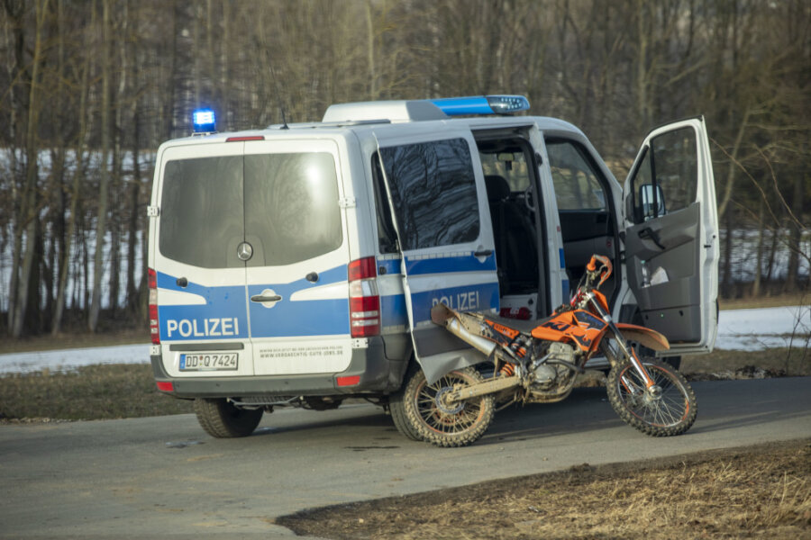 Motocross-Fahrer flieht vor Polizei - 