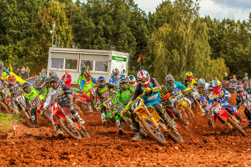 Motocross-Rennen an der Thurmer Lindenallee - Dichtes Gedränge herrscht am Start.