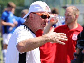 Motor schickt keine Männermannschaft aufs Feld - Am 26. Juni bestritt Trainer Steffen Jahn (links) mit dem SV Motor zu Hause gegen Jena das vorerst letzte Feldhockey-Punktspiel einer Meeraner Männermannschaft. 