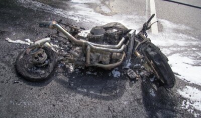 Motorrad bei Unfall in Oberlungwitz verbrannt - Die Feuerwehr konnt nicht verhindern, dass das Motorrad komplett verbrannte.