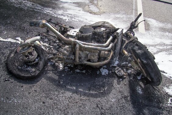 Motorrad bei Unfall in Oberlungwitz verbrannt - Die Feuerwehr konnt nicht verhindern, dass das Motorrad komplett verbrannte.