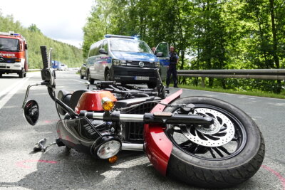 Motorrad gerät auf B 95 bei Gelenau an Planke - Biker schwer verletzt - Bei dem Unfall kam ein Rettungshubschrauber zum Einsatz. Er flog den schwer verletzten Biker in ein Krankenhaus.
