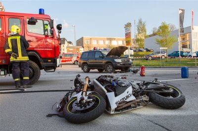 Motorrad prallt mit Jeep zusammen - Der Fahrer dieses Motorrads wurde bei dem Unfall in Annaberg-Buchholz schwer verletzt. Nach der Kollision gerieten das Bike und der Pkw in Brand - die Flammen konnten aber schnell gelöscht werden.