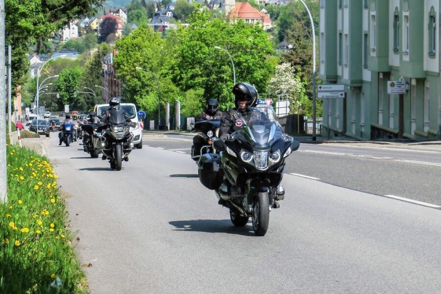 Motorrad-Rocker "Nachtwölfe" gedenken toter Bikerin in Aue - Die "Nachtwölfe" 2020 auf dem Weg zum Friedhof Aue, wo sie das Grab von Diana Irmisch besuchten. 