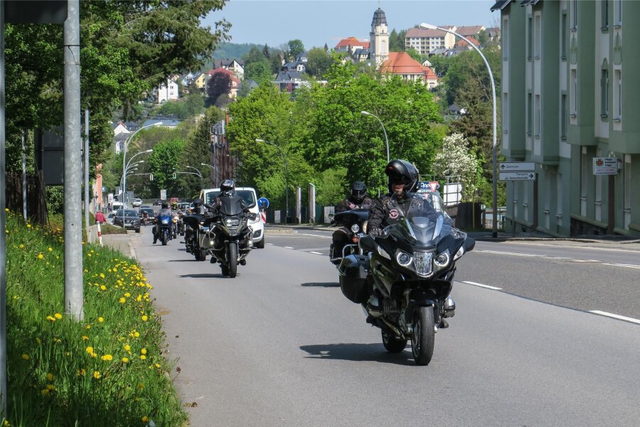 Motorrad-Rocker „Nachtwölfe“ gedenken verunglückter Bikerin im Erzgebirge - Die „Nachtwölfe“ 2020 auf dem Weg zum Friedhof in Aue, wo sie das Grab von Diana Irmisch besuchten.