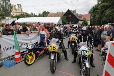 Motorrad-Spektakel „Bergbrennen“ in Franken bei Waldenburg: Rund 1700 Besucher strömen an die Strecke - Nah dran waren die Besucher beim „Bergbrennen“ in Franken.