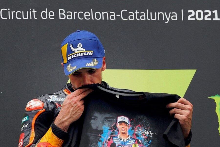 Motorrad-Team am Sachsenring: Verunglückter Jason Dupasquier ist immer im Herzen - Eine bewegende Szene am Sonntag in Barcelona. MotoGP-Sieger Miguel Oliveira aus Portugal küsst auf dem Siegerpodest tiefergriffen ein Shirt mit dem Bildnis von Jason Dupasquier. 