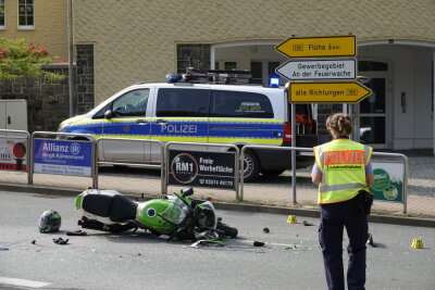 Motorrad und Auto kollidieren in Frankenberg - zwei Schwerverletzte - 