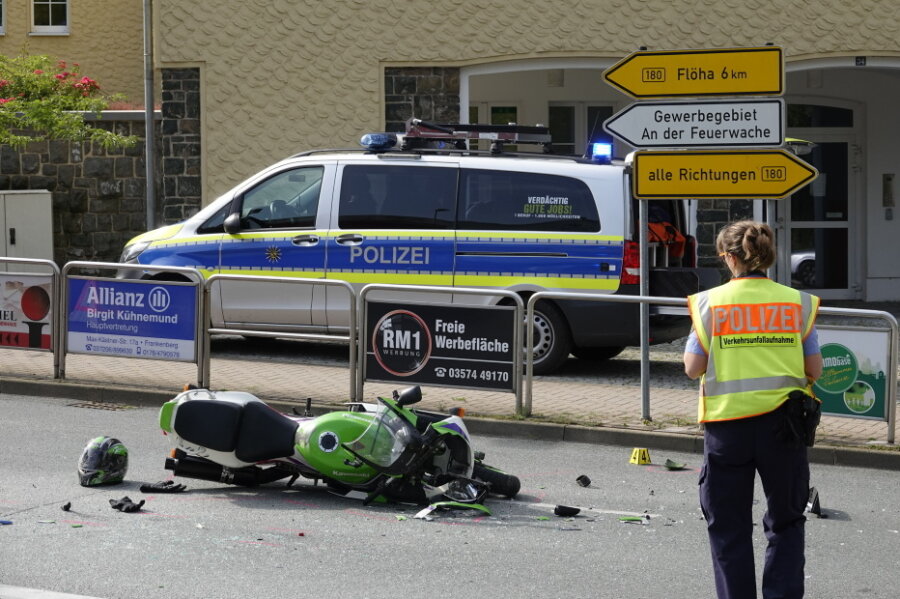 Motorrad und Auto kollidieren in Frankenberg - zwei Schwerverletzte - 