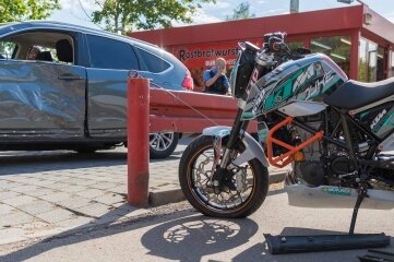 Motorrad und Auto stoßen zusammen - Sowohl der Pkw Honda als auch das Motorrad wurden bei dem Unfall in Freiberg beschädigt. 