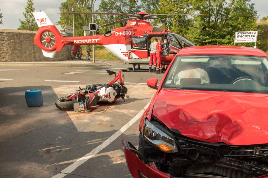 Motorrad- und Autofahrerin bei Unfall in Freiberg verletzt - Die Motorradfahrerin wurde schwer verletzt mit einem Rettungshubschrauber in ein Krankenhaus geflogen.