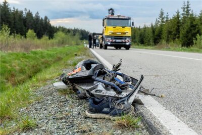 Motorrad-Unfall in Grünbach - Das Motorrad musste abgeschleppt werden. Im Einsatz waren die Feuerwehr, der Rettungsdienst und die Polizei. 