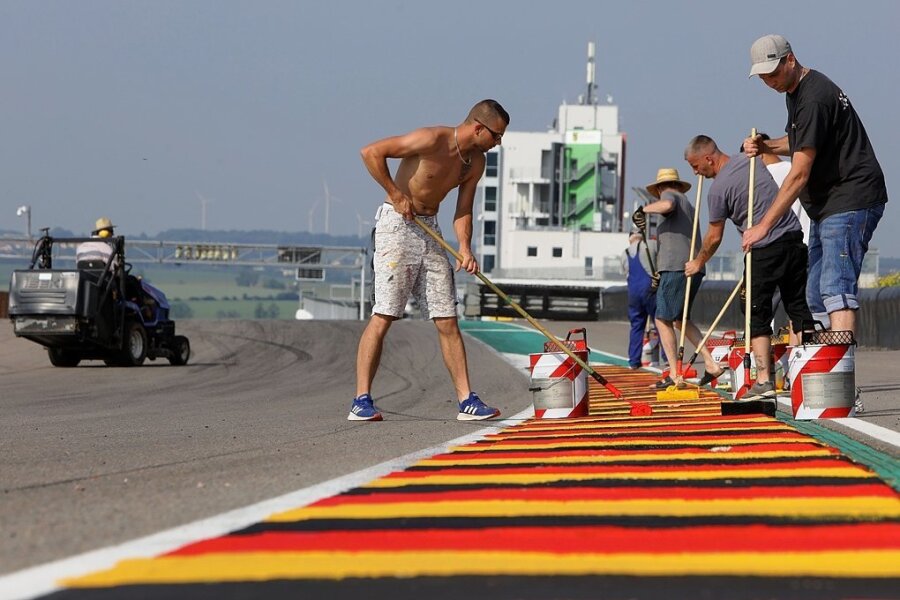 Bevor am kommenden Wochenende die größte Motorsportveranstaltung in Deutschland auf dem Sachsenring steigt, hatten die Helfer viel zu tun. Die Streckenbegrenzungssteine wurden neu in den Farben der Nationalflagge gestrichen. 