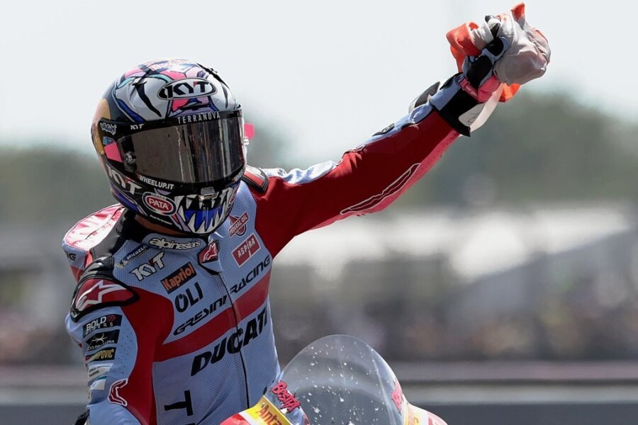 Enea Bastianini in Jubelpose. Der Ducati-Pilot aus Italien holte beim MotoGP-Rennen in Le Mans den dritten Saisonsieg. 