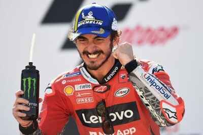 Motorrad-WM: Wird Bagnaia noch der neue Champion? - Francesco Bagnaia aus Italien jubelt nach seinem Sieg in der Moto-GP im spanischen Motorland Aragon. 