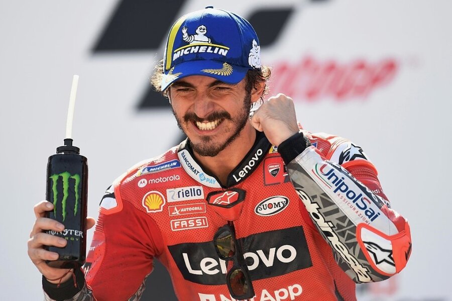 Francesco Bagnaia aus Italien jubelt nach seinem Sieg in der Moto-GP im spanischen Motorland Aragon. 