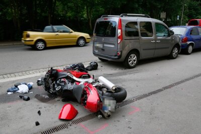 Motorradfahrer auf Annaberger Straße verletzt - Auf der Annaberger Straße ist am Sonntagabend ein Motorradfahrer verunglückt.