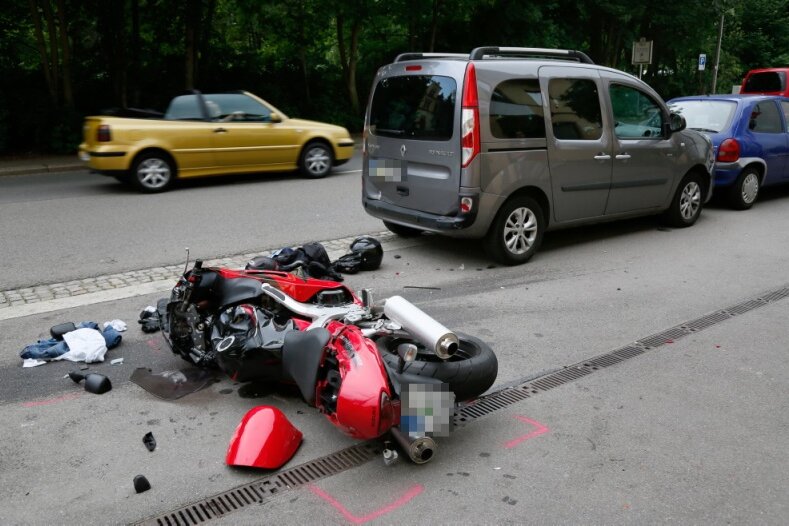 Motorradfahrer auf Annaberger Straße verletzt - Auf der Annaberger Straße ist am Sonntagabend ein Motorradfahrer verunglückt.
