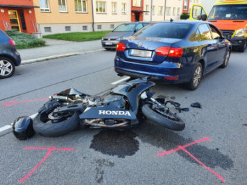 Motorradfahrer bei Auffahrunfall schwer verletzt - 