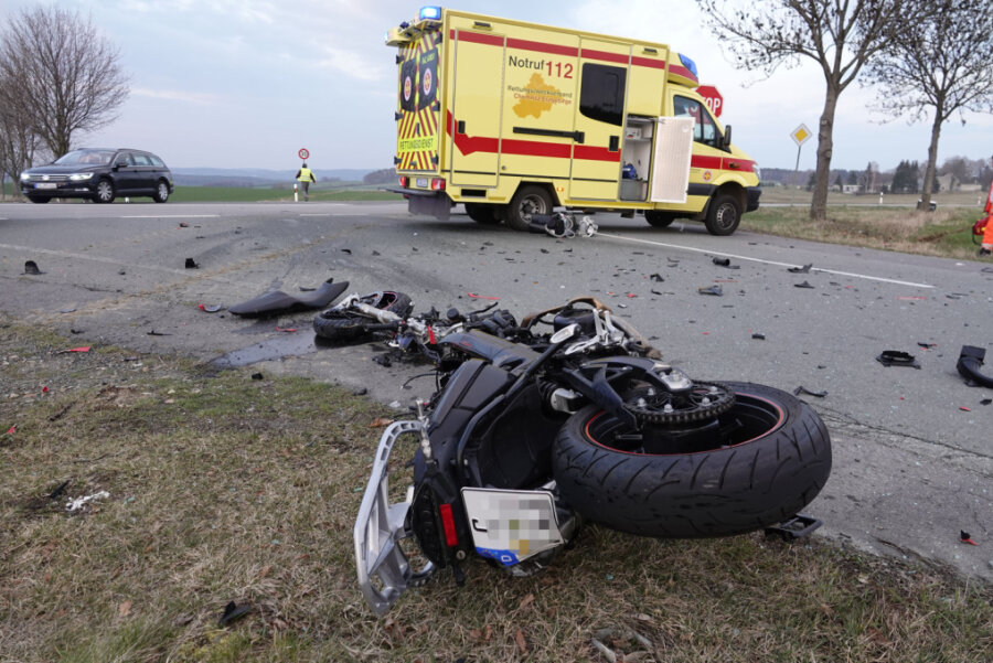 Motorradfahrer bei Chemnitz tödlich verunglückt - Das Motorrad wurde in Folge der Kollision völlig zerstört.