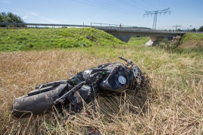 Motorradfahrer bei Flöha schwerverletzt - Auf der S 223 landete ein Motorrad in ein angrenzendes Feld. Der Fahrer wurde schwerverletzt.