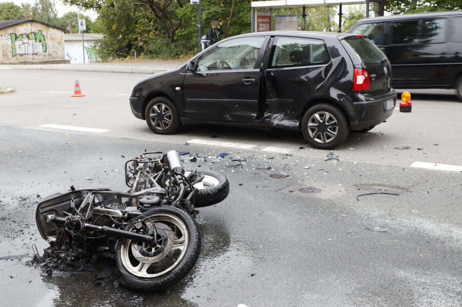 Motorradfahrer bei Kollision verletzt - Ein Motorradfahrer ist bei einem Unfall in Gablenz verletzt worden.