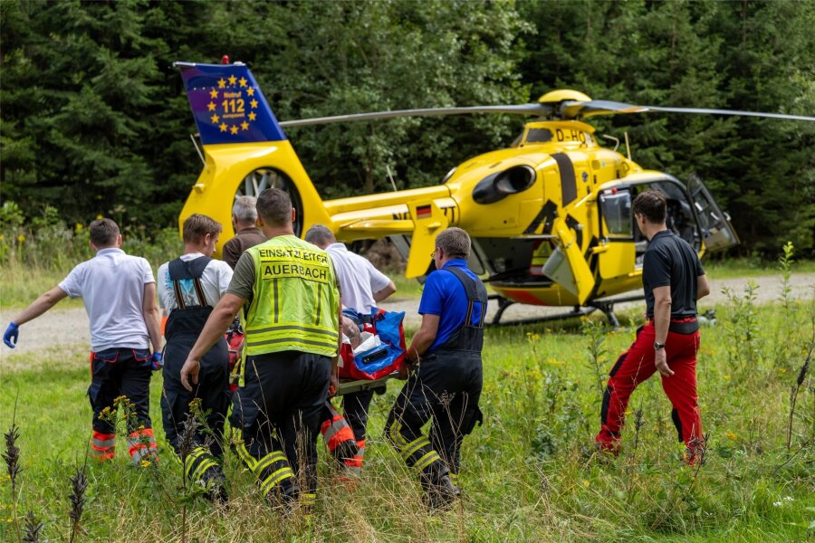 Motorradfahrer bei Sturz in Beerheide schwer verletzt - Mit einem Hubschrauber wurde der schwer verletzte Mann ins Krankenhaus gebracht.