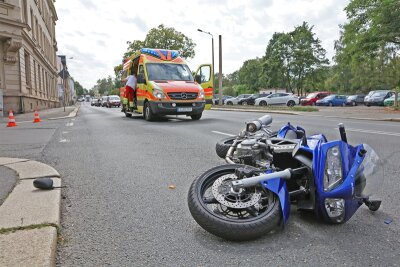Motorradfahrer bei Sturz schwer verletzt - 