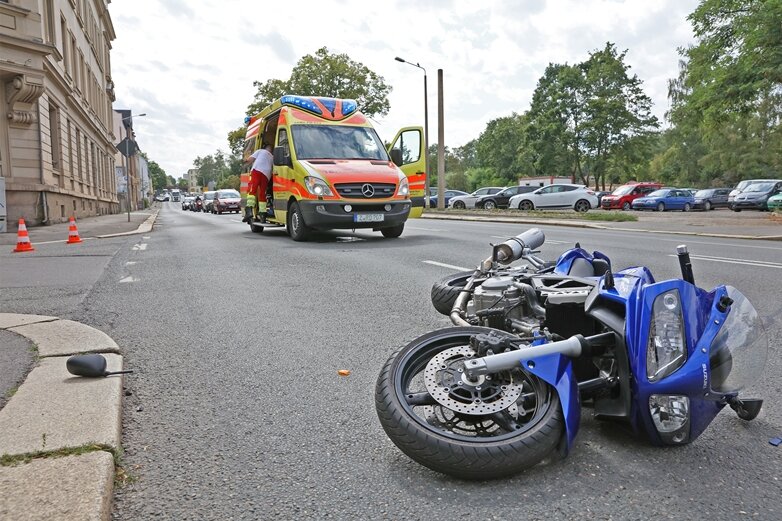 Motorradfahrer bei Sturz schwer verletzt - 