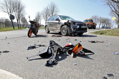 Motorradfahrer bei Unfall an Schlettermühle schwer verletzt - 