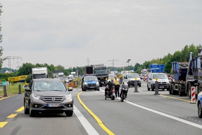 Motorradfahrer bei Unfall auf A 72 schwer verletzt - Nach einem Unfall auf der A 72 staute sich der Verkehr am Mittwoch über mehrere Kilometer aus Richtung Stollberg.