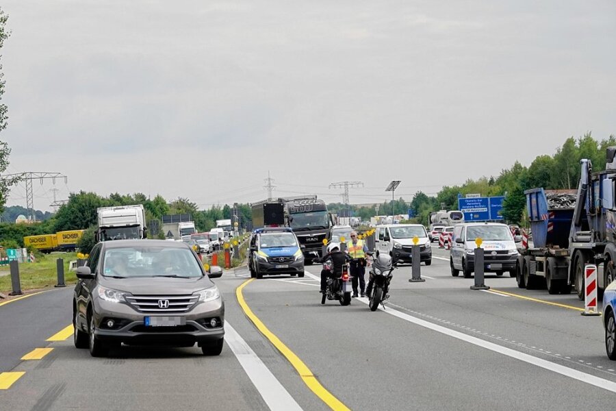 Motorradfahrer bei Unfall auf A 72 schwer verletzt - Nach einem Unfall auf der A 72 staute sich der Verkehr am Mittwoch über mehrere Kilometer aus Richtung Stollberg.
