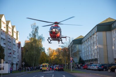 Motorradfahrer bei Unfall in Freiberg schwer verletzt - Ein Hubschrauber flog den schwer verletzten Motorradfahrer ins Krankenhaus. 