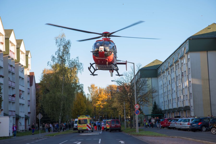 Motorradfahrer bei Unfall in Freiberg schwer verletzt - Ein Hubschrauber flog den schwer verletzten Motorradfahrer ins Krankenhaus. 