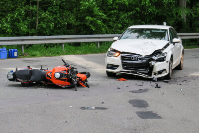 Motorradfahrer bei Unfall in Hartenstein verletzt - 