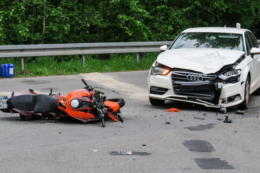 Motorradfahrer bei Unfall in Hartenstein verletzt - 