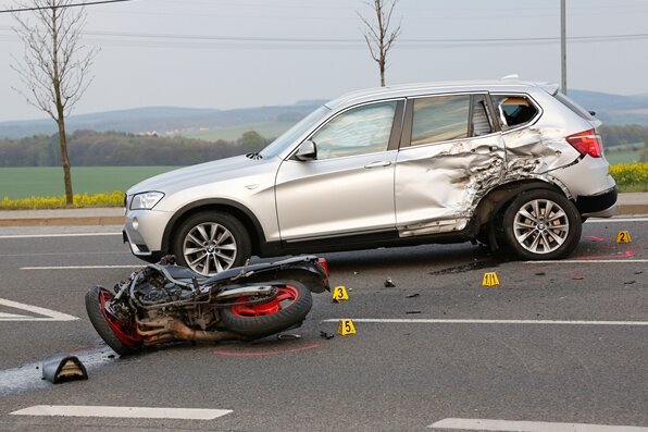 Motorradfahrer bei Unfall lebensbedrohlich verletzt - 