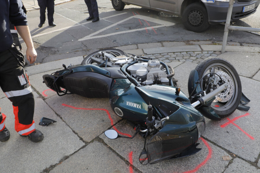 Motorradfahrer bei Unfall leicht verletzt - Ein Yamaha-Fahrer und ein Skoda sind am Donnerstagvormittag in Schloßchemnitz kollidiert.