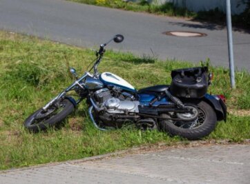 Motorradfahrer bei Unfall schwer verletzt - Bei einem Überholmanöver ist am Dienstagmorgen in Oelsnitz ein Motorradfahrer schwer verletzt worden.