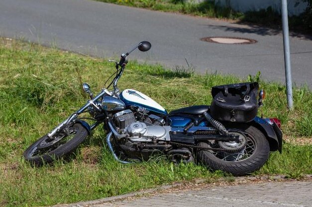 Motorradfahrer bei Unfall schwer verletzt - Bei einem Überholmanöver ist am Dienstagmorgen in Oelsnitz ein Motorradfahrer schwer verletzt worden.