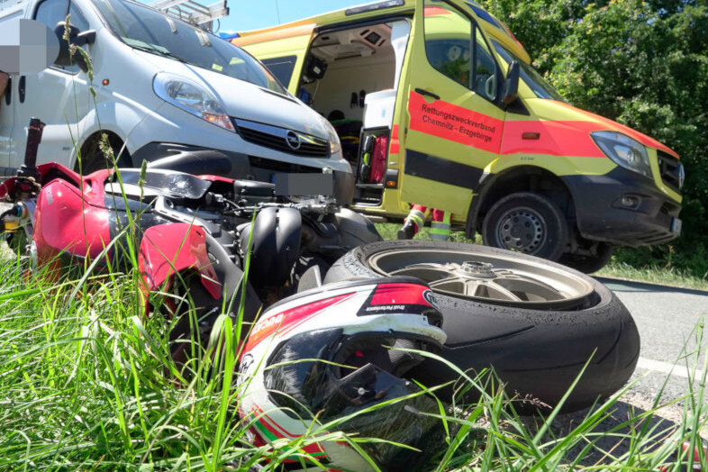 Motorradfahrer bei Zusammenstoß mit Audi schwer verletzt - Ein 49 Jahre alter Motorradfahrer ist bei einem Zusammenstoß mit einem Audi am Freitvormittag in Pockau-Lengefeld schwer verletzt worden.