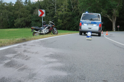 Motorradfahrer gerät ins Rutschen und kollidiert mit Pkw - Ein Motorradfahrer ist bei einem Unfall am Sonntag auf der S 275 zwischen Eibenstock und Wildenthal verletzt worden.