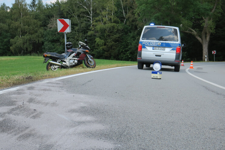 Motorradfahrer gerät ins Rutschen und kollidiert mit Pkw - Ein Motorradfahrer ist bei einem Unfall am Sonntag auf der S 275 zwischen Eibenstock und Wildenthal verletzt worden.