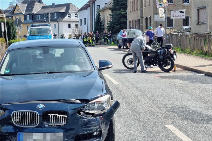 Motorradfahrer in Mittelbach schwerst verletzt - Beim Zusammenstaoß zwischen Auto und Motorrad wurde der Fahrer des Motorrads schwer verletzt. 